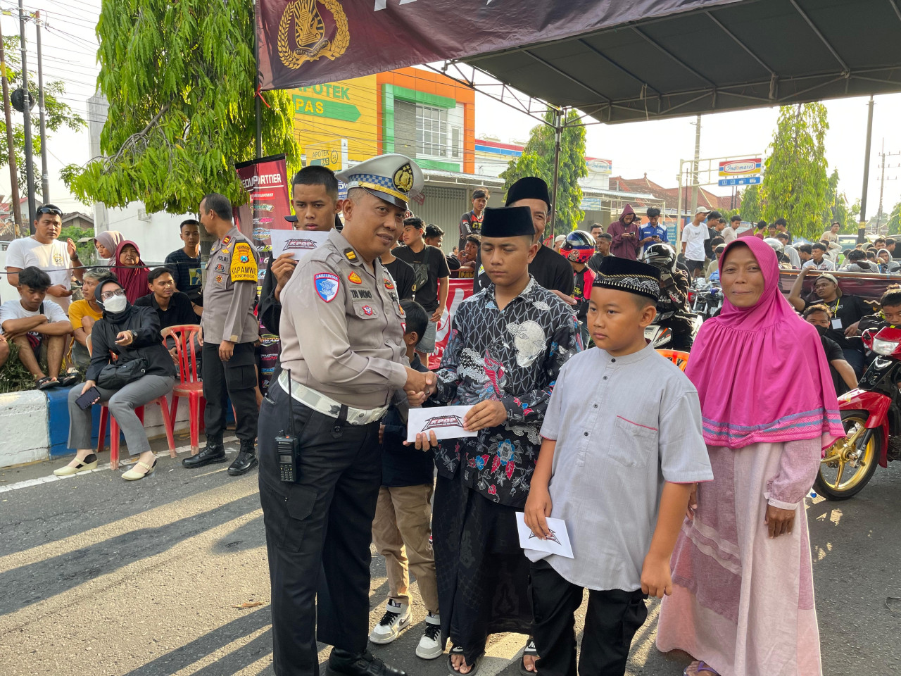 Pemberian santunan Komunitas Pecinta Drag Bike Ponorogo (KPDP) bersama Satlantas Polres Ponorogo  kepada janda, anak yatim, dan kaum dhuafa di sekitar  (Foto: Ahmad Fauzani/jatimnow.com)