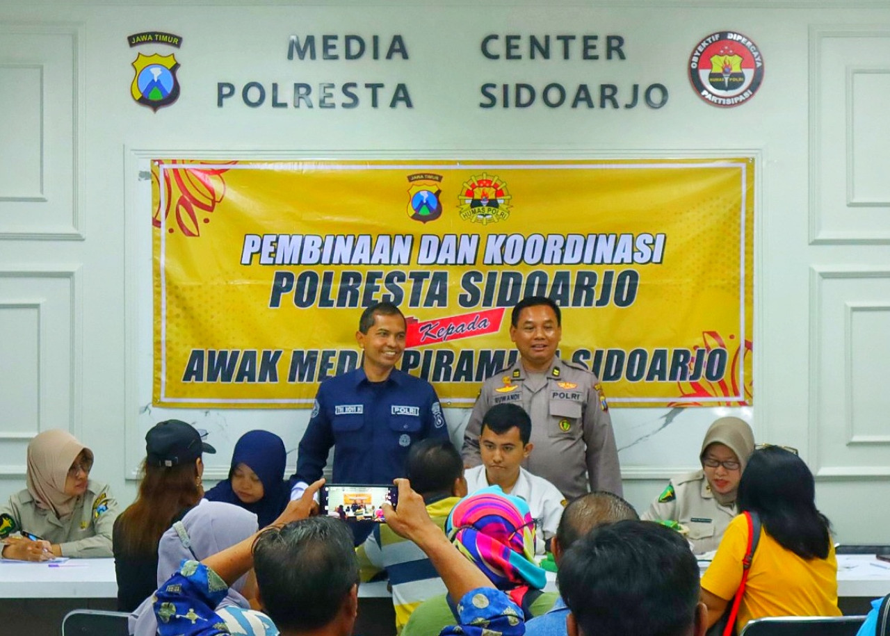 Puluhan wartawan saat mengikuti pemeriksaan kesehatan gratis dari Si Dokkes Polresta Sidoarjo. (Foto : Ahaddiini HM/jatimnow.com).
