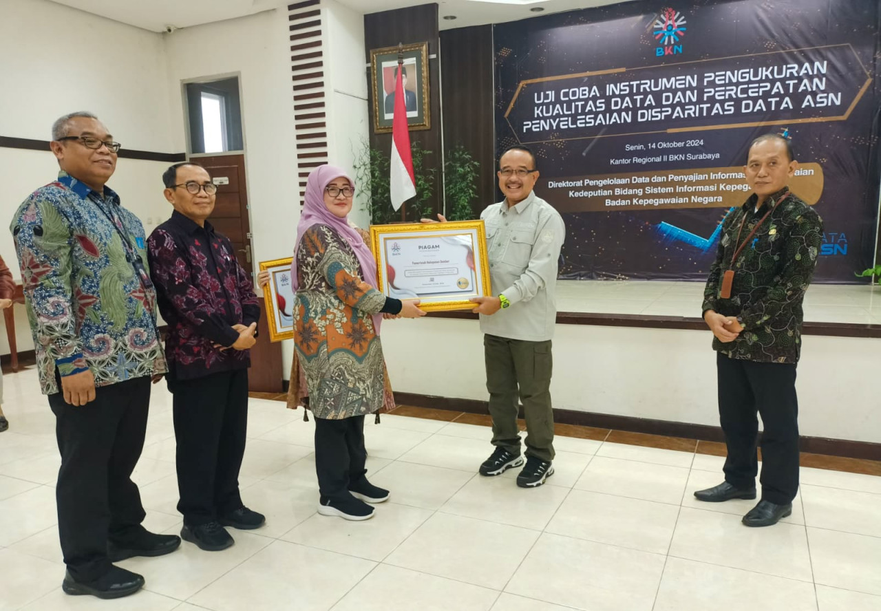 Pemkab Jember saat menerima penghargaan Disparitas. (Foto: Diskominfo Jember)