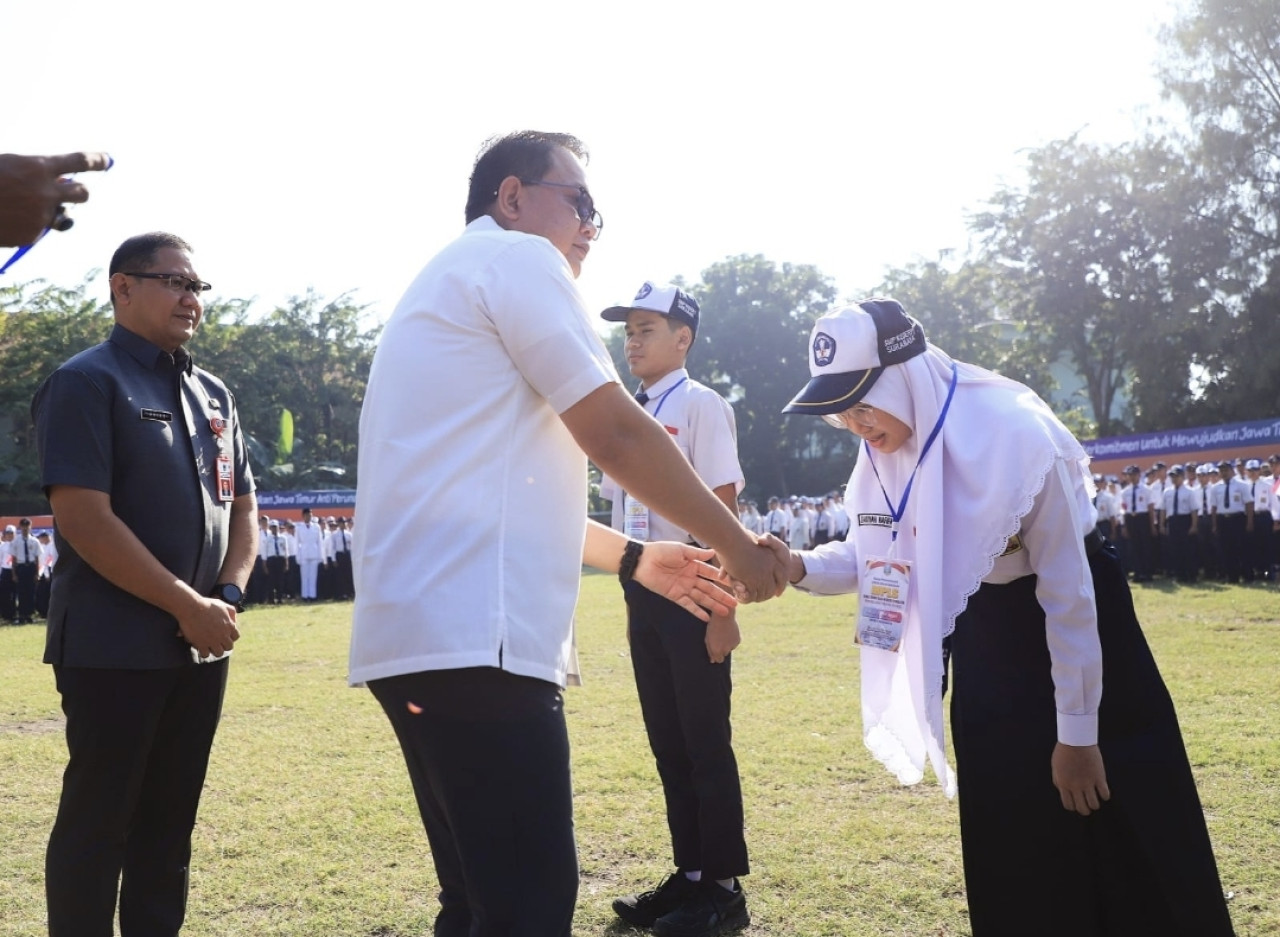 Pj Gubernur Adhy Karyono saat memberikan apresiasi pada siswa prestasi SMA (Ilustrasi/jatimnow.com)