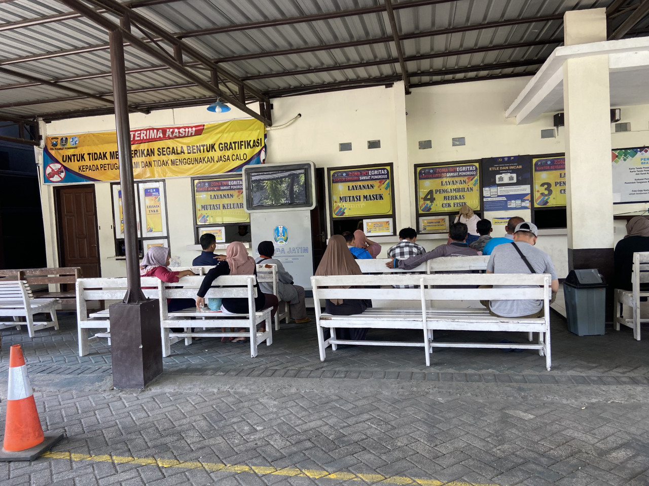 Loket pelayanan Samsat Ponorogo. (Foto: Ahmad Fauzani/jatimnow.com)