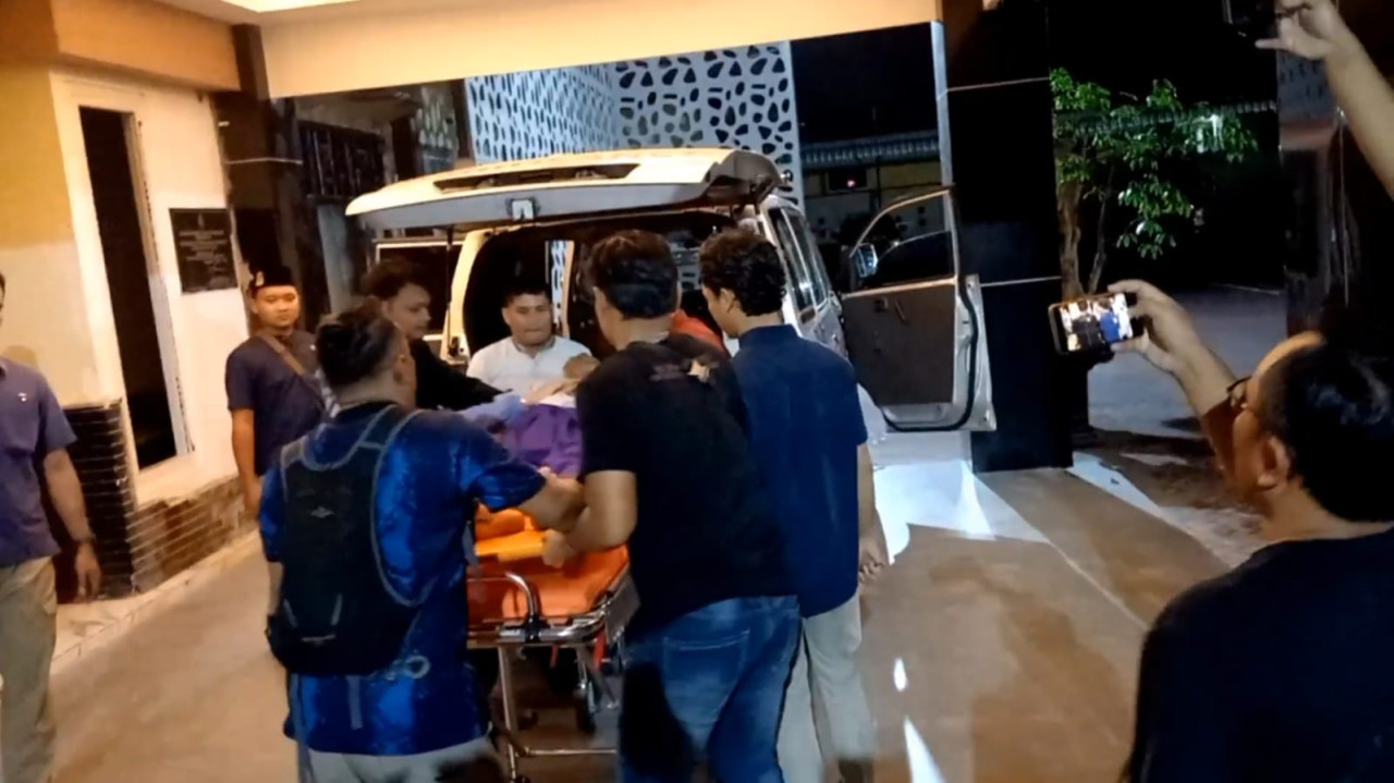 Tersangka saat dibawa ke rumah sakit oleh petugas. (Foto: Bramanta Pamungkas/jatimnow.com)