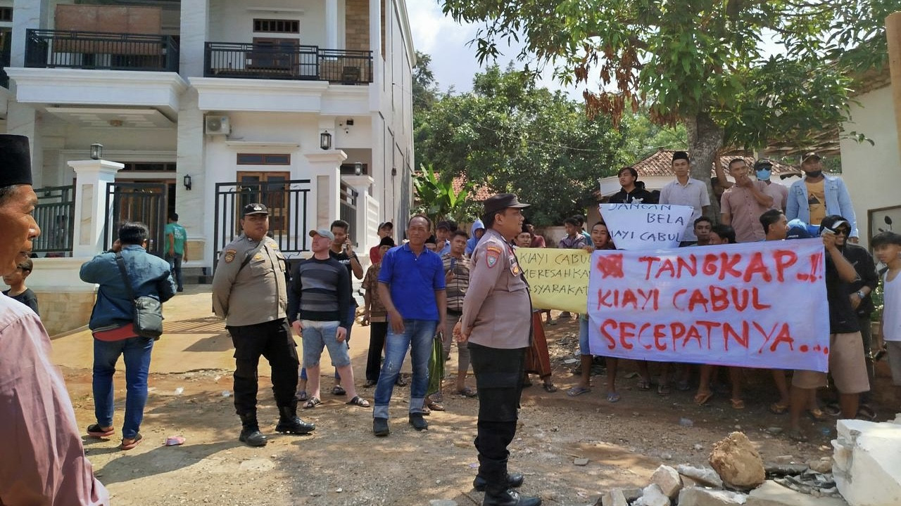 Demo warga di Bangkalan. (Foto: Fathor Rahman/jatimnow.com)
