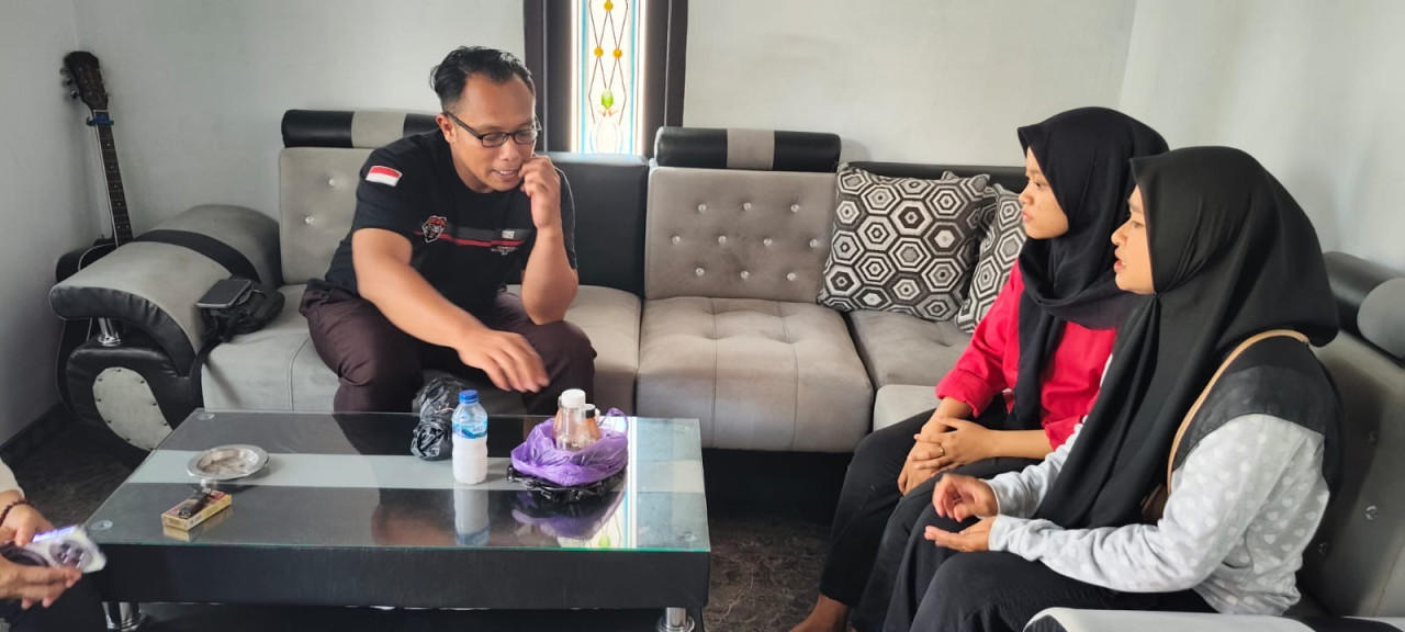 Polsek Slahung saat meminta keterangan dari warga Desa Tugurejo terkait penipuan berkedok kiai. (Foto: Polsek Slahung/jatimnow.com)