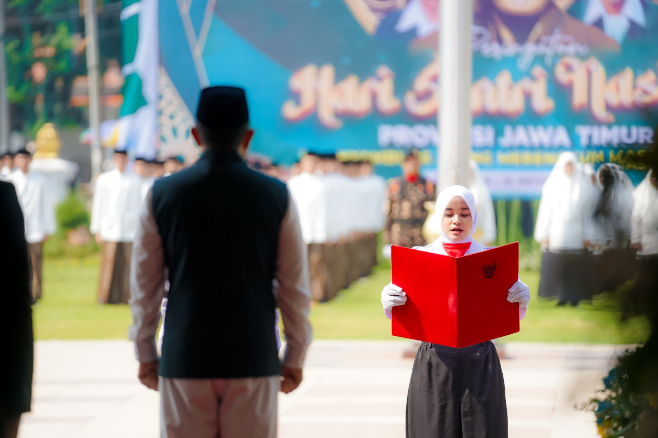 Pesan Pj Gubernur Jatim saat Pimpin Apel Hari Santri 2024