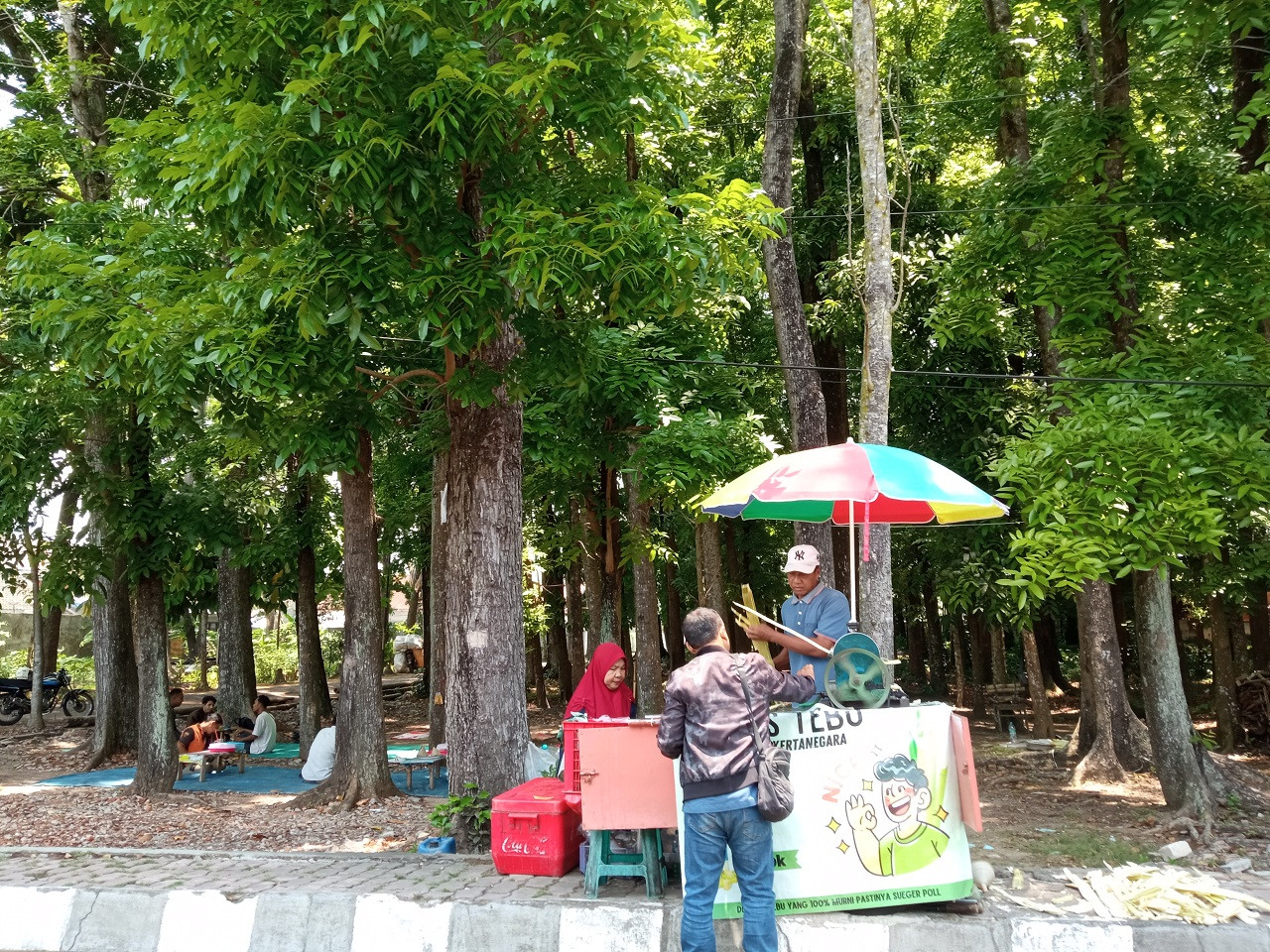 Pedagang es tebu di hutan mini area perkotaan banjir pembeli (Foto: Sugianto for jatimnow.com))