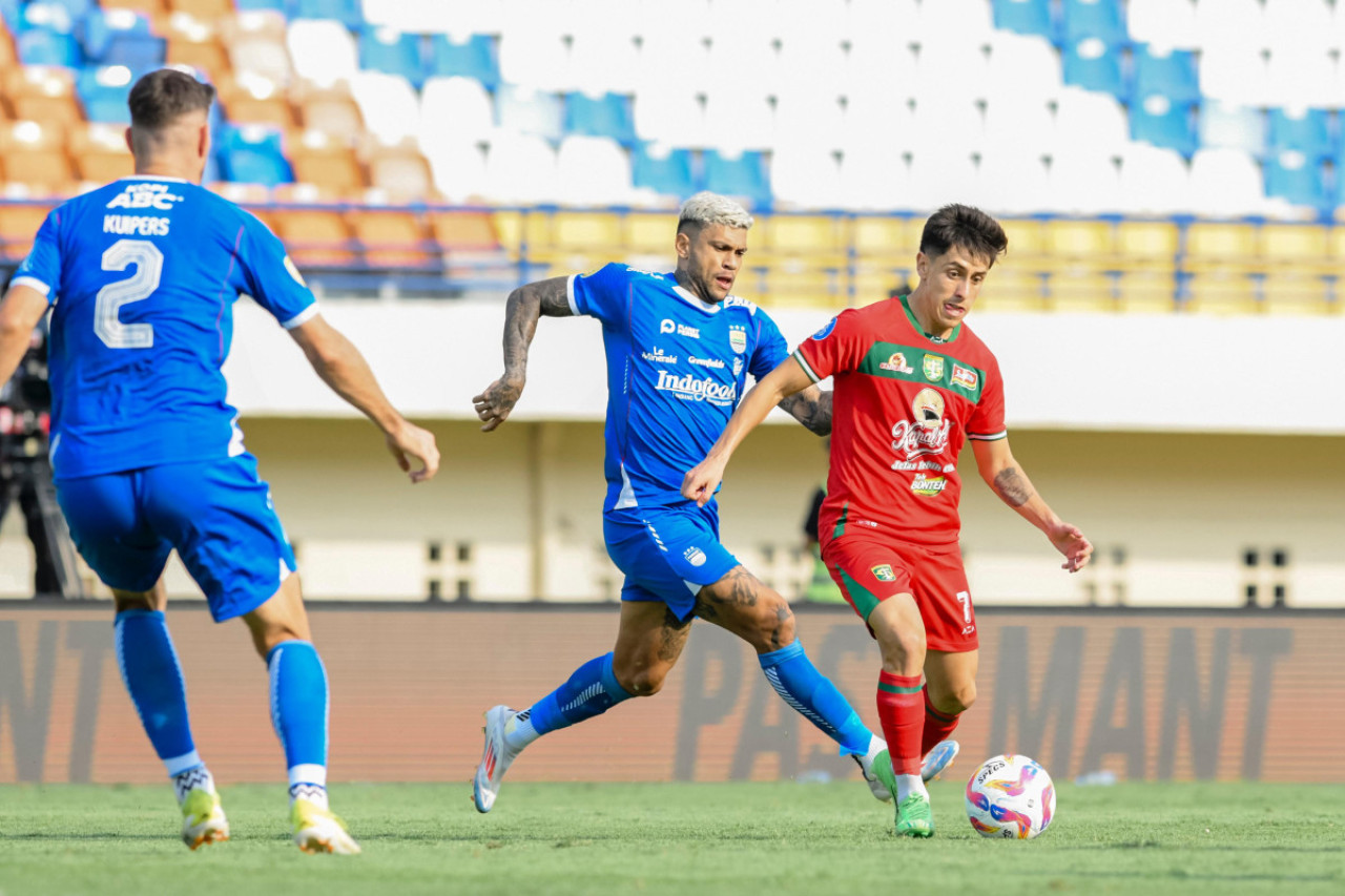 Francisco Rivera mendapat pengawalan ketat dari pemain Persib Bandung, Ciro Alves. (Foto: Persebaya)