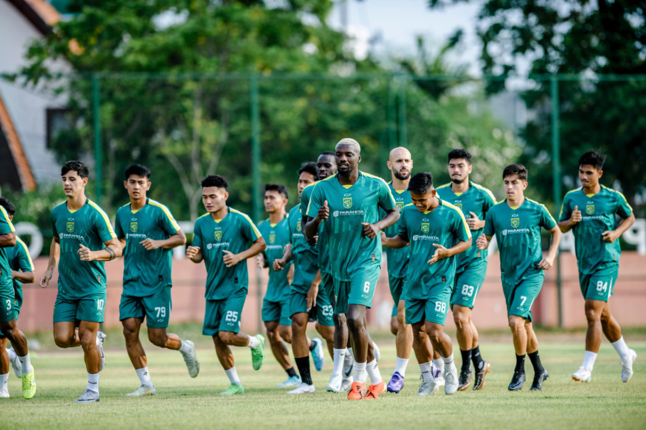 Pemain Persebaya pemanasan sebelum latihan dimulai di Lapangan Thor, Kamis (3/10) sore. (Foto: Persebaya)