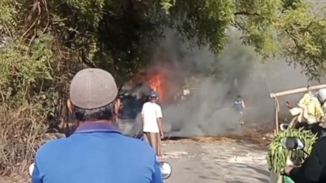 Penampakan mobil pikap terbakar. (Foto: Fathor Rahman/jatimnow.com)