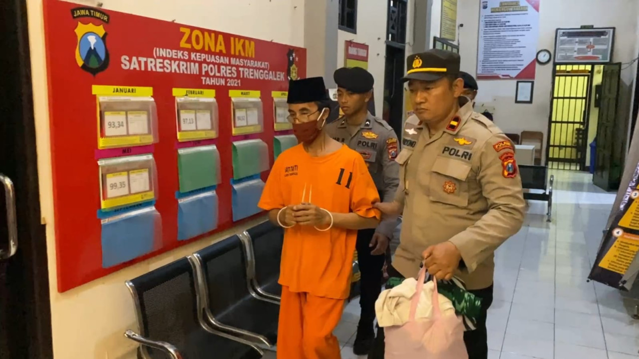 Tersangka saat dipindahkan ke Rutan Trenggalek. (Foto: Bramanta Pamungkas/jatimnow.com)