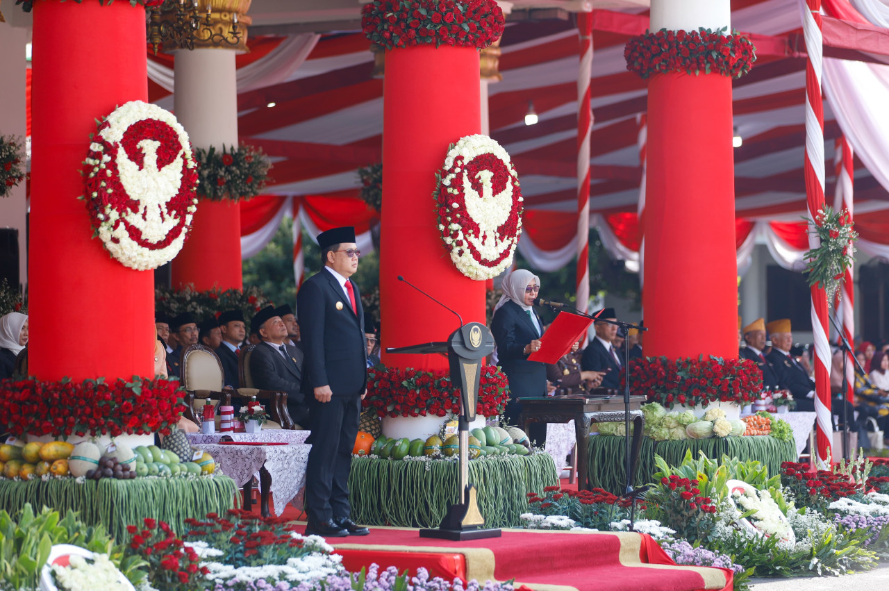 Pj Gubernur Jatim saat menjadi irup dalam Upacara Peringatan Hari Kesaktian Pancasila Tahun 2024 di Gedung Negara Grahadi Surabaya. (Foto: Pemprov Jatim/jatimnow.com)