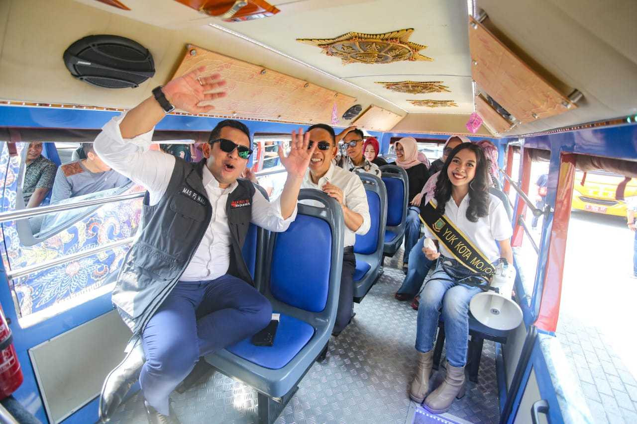Pj Wali Kota Mojokerto Ali Kuncoro saat menaiki shuttle car dan berjalan-jalan bersama WIKA. (Foto: Humas Pemkot Mojokerto for jatimnow.com)