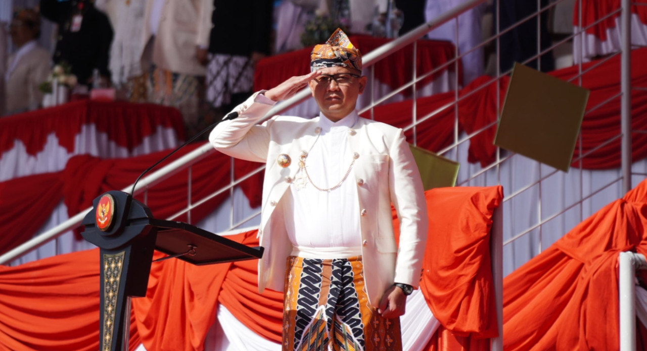 Pj Wali Kota Batu, Aries Agung Paewai, memimpin upacara Peringatan Hari Jadi Ke-23 Kota Batu di Stadion Gelora Brantas, Kota Batu. (Foto: Diskominfo Kota Batu/jatimnow.com)