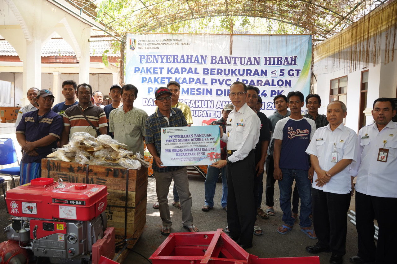 Penyerahan bantuan oleh Pjs Bupati Tuban secara simbolis pada perwakilan nelayan. (Foto: Humas Pemkab Tuban for jatimnow.com).