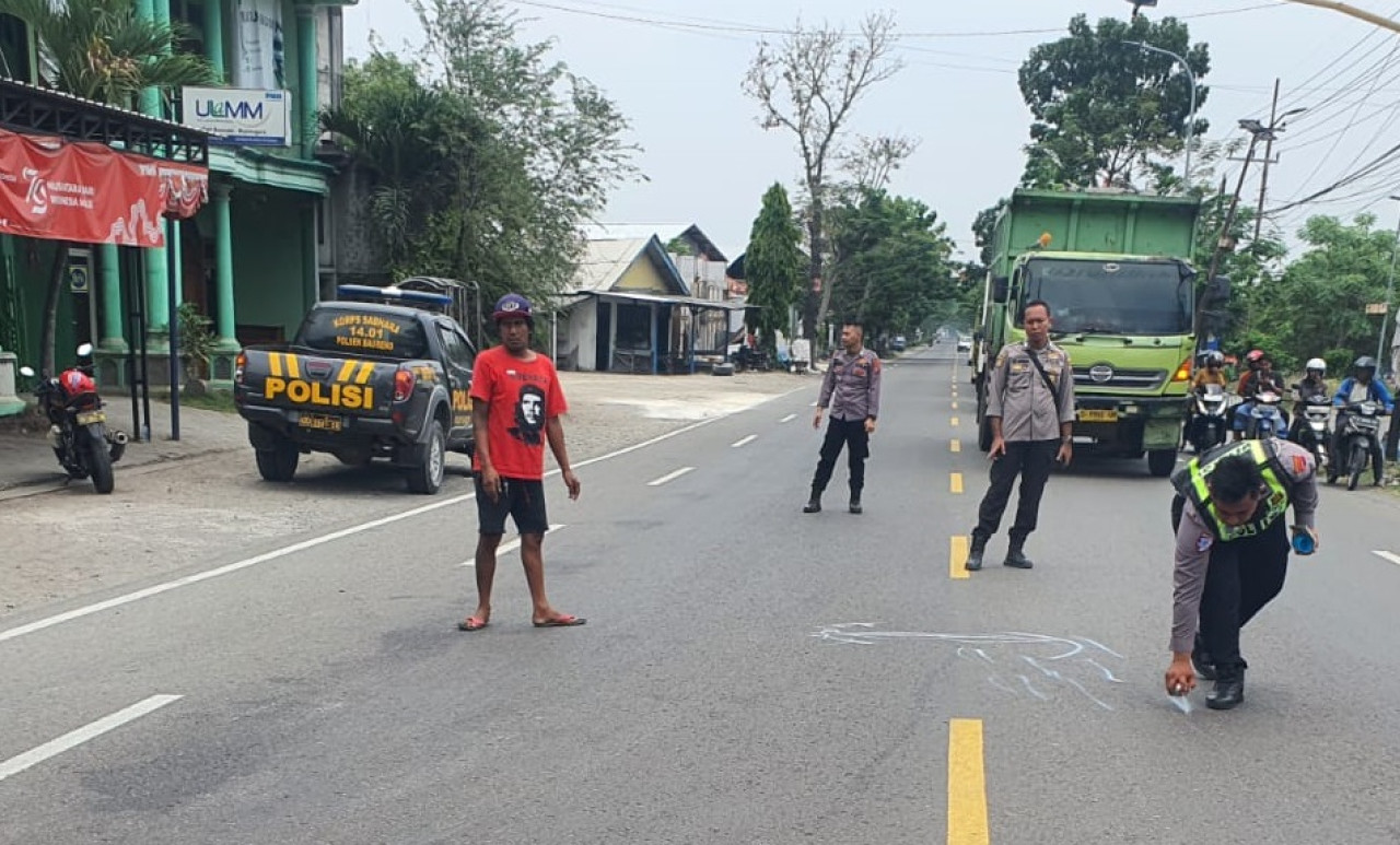 Polisi saat oleh TKP di jalan depan SPBU Sraturejo Boureno. (Foto: Satlantas Polres Bojonegoro)