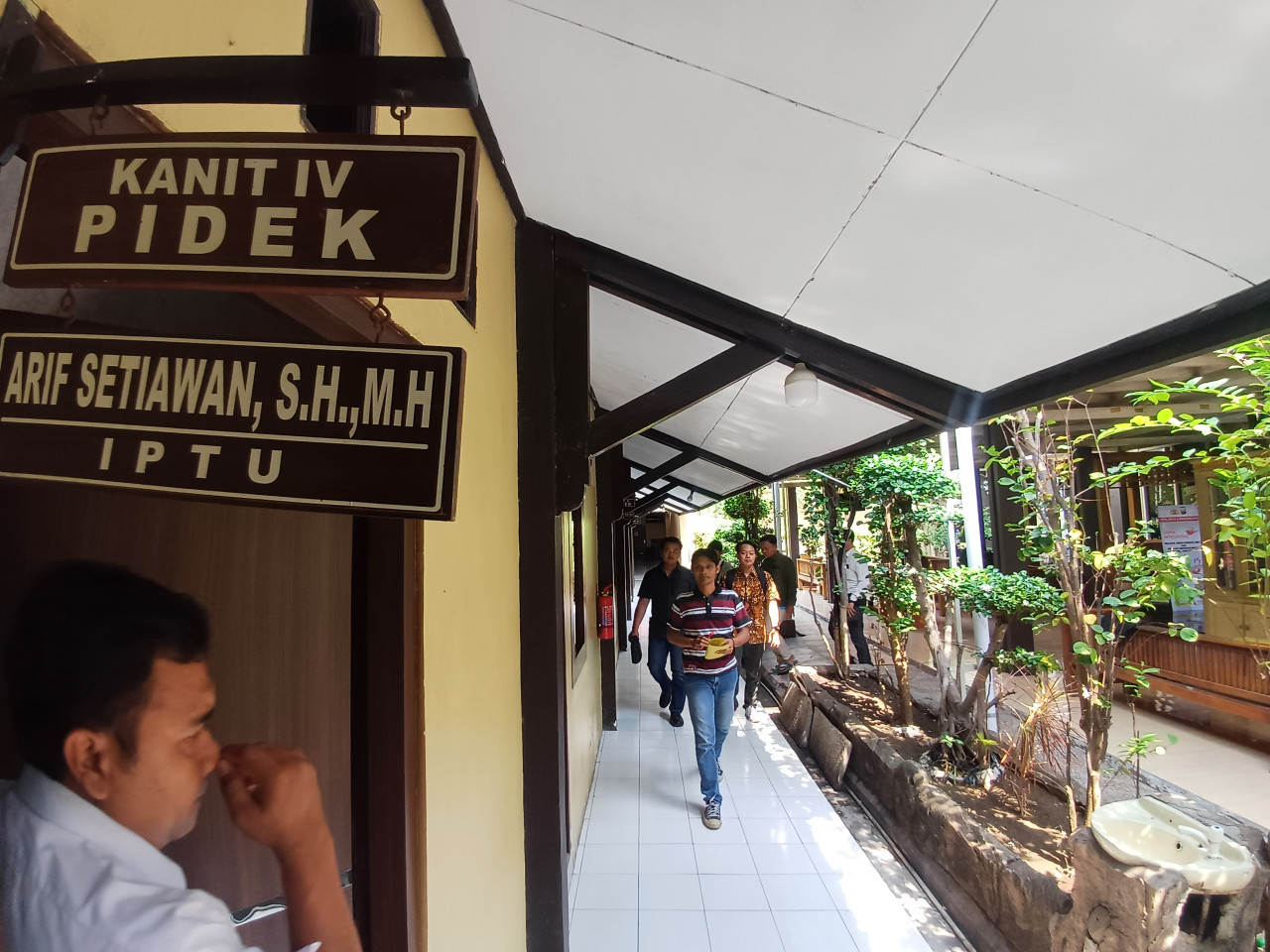 Santri alumni PP Sunan Drajat Lamongan saat dimintai keterangan di Unit IV Satreskrim Polres Lamongan. (Foto: Adyad Ammy Iffansah/jatimnow.com)