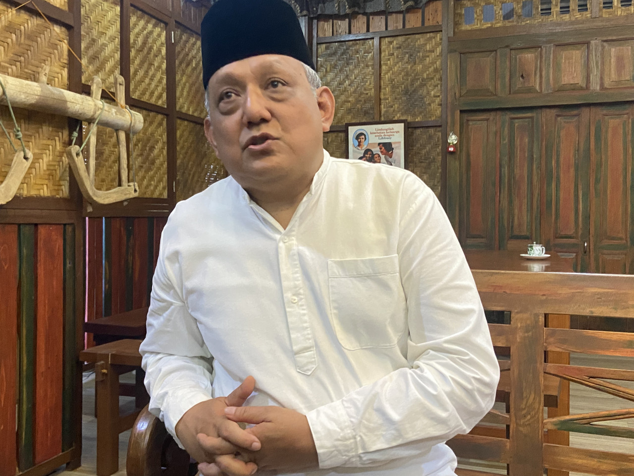 Pjs Bupati Ponorogo, Joko Irianto, memberikan prediksinya terkait laga Timnas Indonesia vs China. (Foto: Ahmad Fauzani/jatimnow.com).