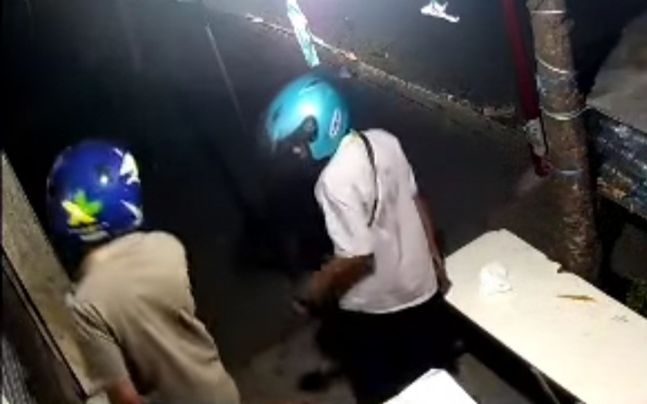 Dua pelaku di Bangkalan tertangkap kamera CCTV . (Foto: Fathor Rahman/jatimnow.com)