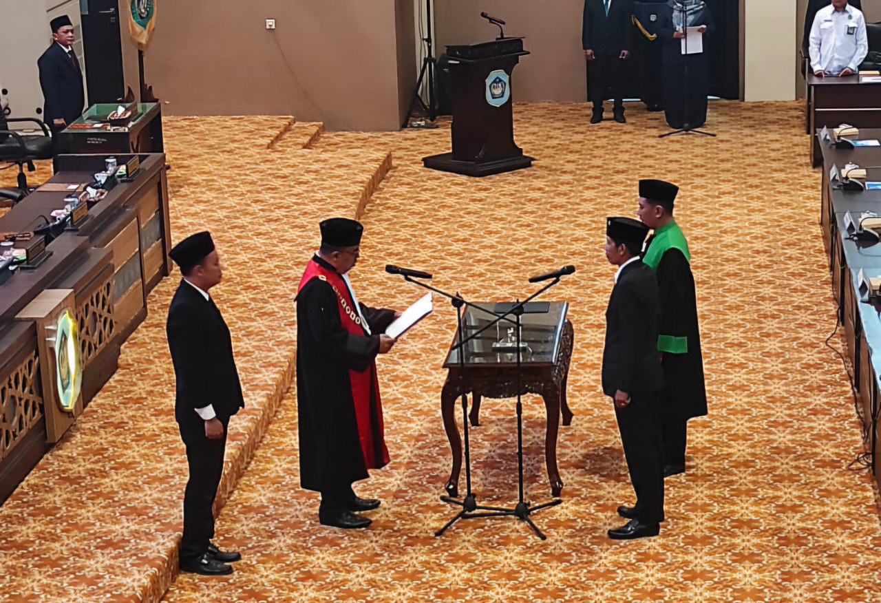 Prosesi pelantikan dan pengambilan sumpah janji Husen sebagai Wakil Ketua II DPRD Lamongan. (Foto : Adyad Ammy Iffansah/jatimnow.com)