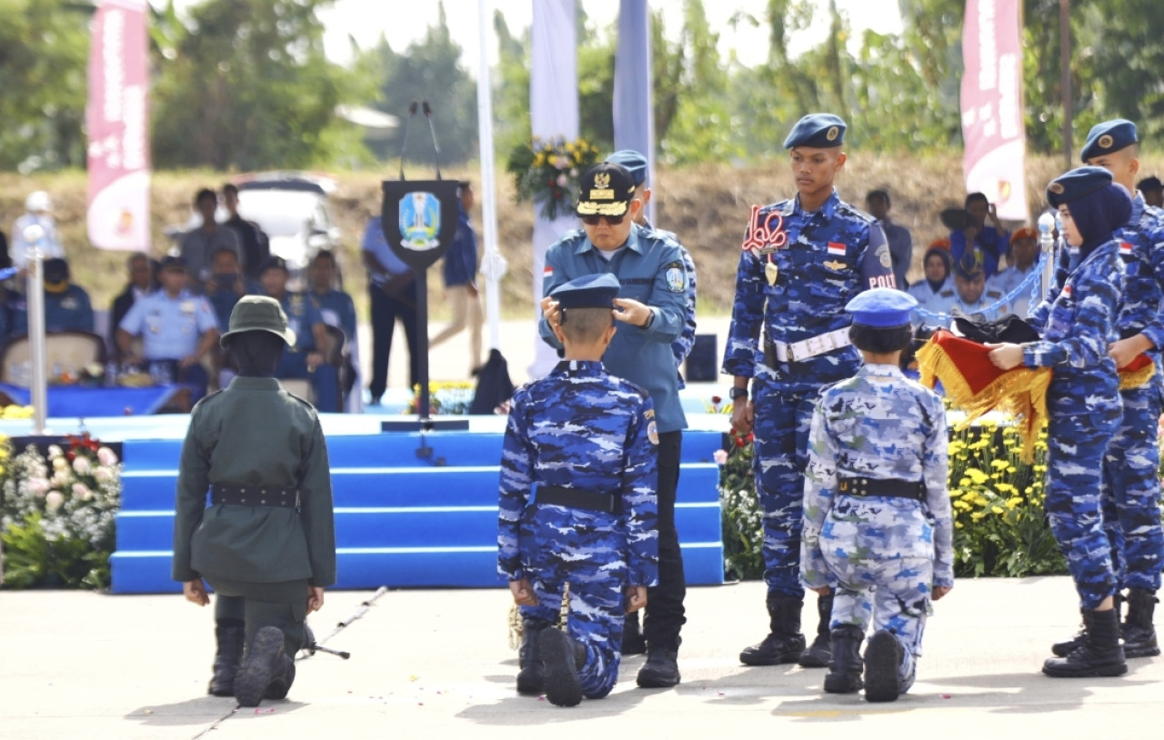 Prosesi pembaretan yang dilakukan Pj Gubernur Jawa Timur Adhy Karyono. (Foto: Humas Pemprov Jatim)