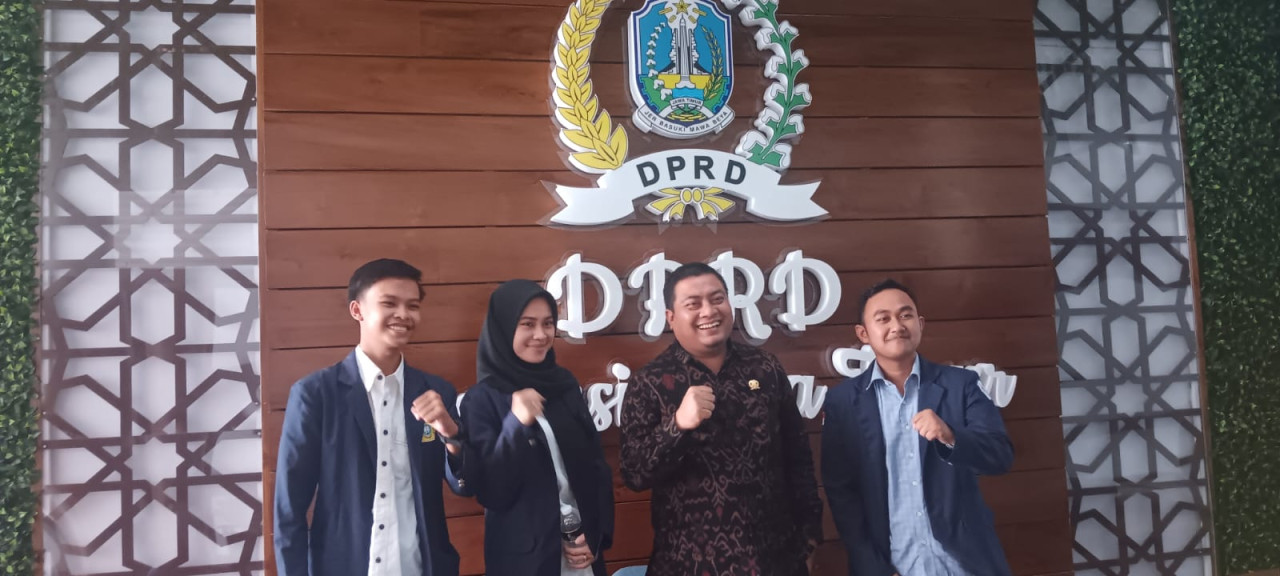 Anggota DPRD Jawa Timur Puguh Wiji Pamungkas bersama mahasiswa. (Foto: Humas DPRD Jatim)
