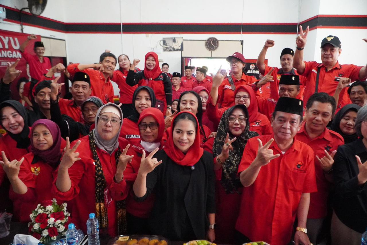 Puti Guntur bersama para kader PDI Perjuangan. (Foto: Abdiono/jatimnow.com)