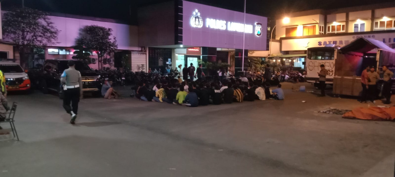 Ratusan suporter Gresik United saat diamankan di Mapolres Lamongan. (Foto : Adyad Ammy Iffansah/jatimnow.com)