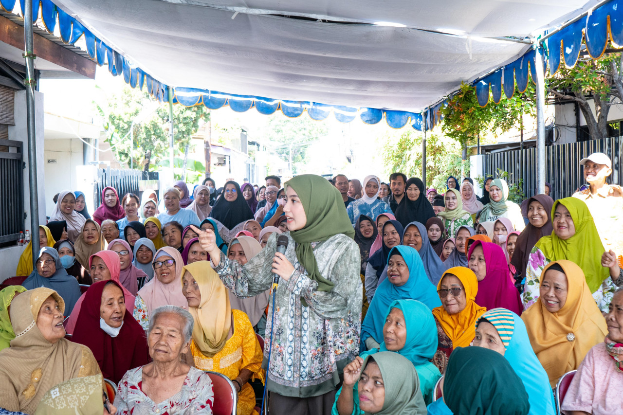 Ning Ais reses bersama warga Simokerto. (Foto: Ni'am Kurniawan/jatimnow.com)