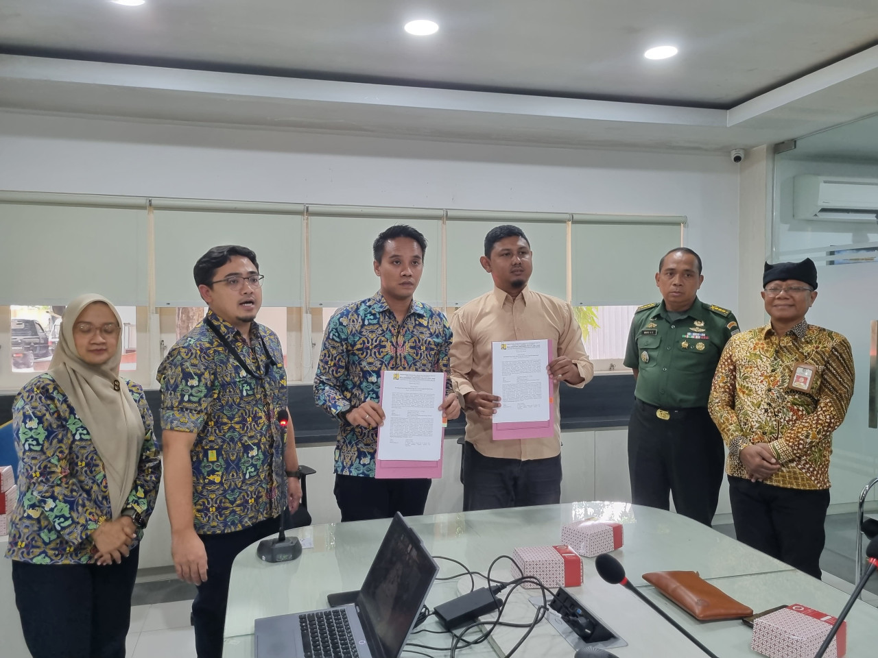 Penandatanganan  kontrak pekerjaan oleh Kementerian Pekerjaan Umum dan Perumahan Rakyat (PUPR) dengan pelaksana pekerjaan. (Foto: humas Pemkab Banyuwangi for jatimnow.com)