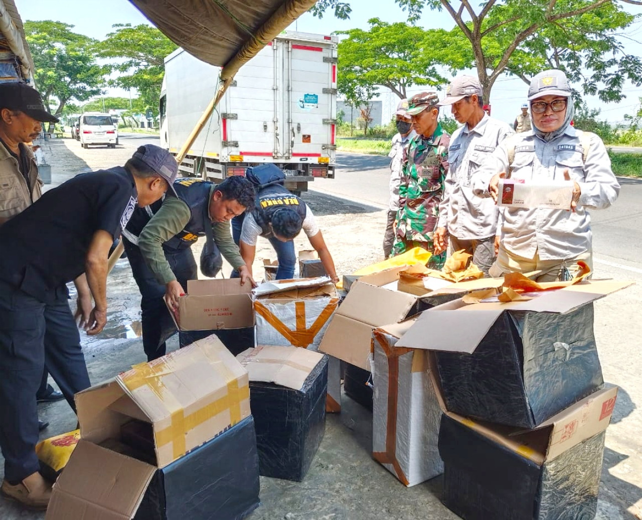 Petugas Gabungan Hentikan 2 Mobil Box Muatan Rokok Ilegal di Akses Suramadu