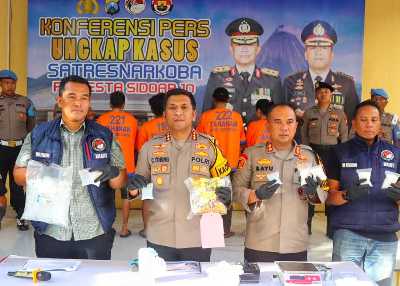 4 tersangka kasus peredaran narkoba jaringan internasional. (Foto: Ahaddiini HM/jatimnow.com).