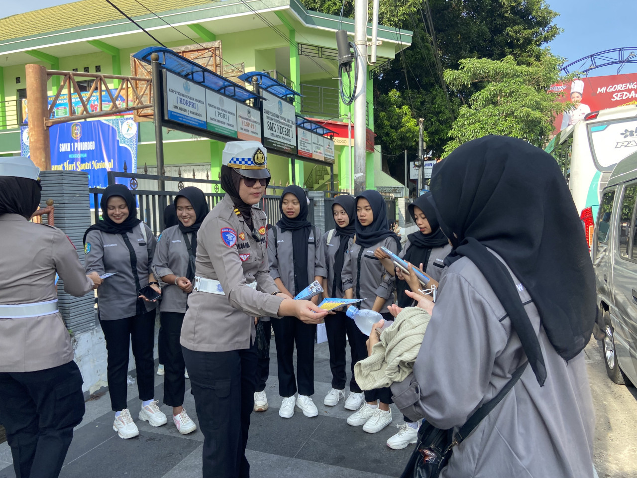 Anggota Satlantas Polres Ponorogo saat melakukan sosialisasi di SMKN Ponorogo. (Foto: Ahmad Fauzani/jatimcow.com0