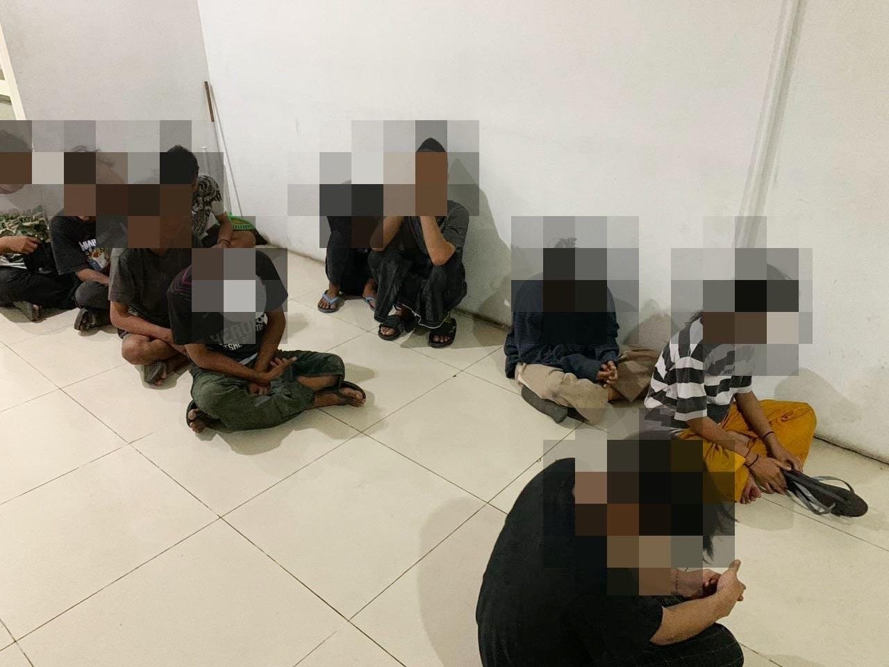 Para remaja saat diamankan Satpol PP Surabaya (Foto: Satpol PP Surabaya for jatimnow.com)