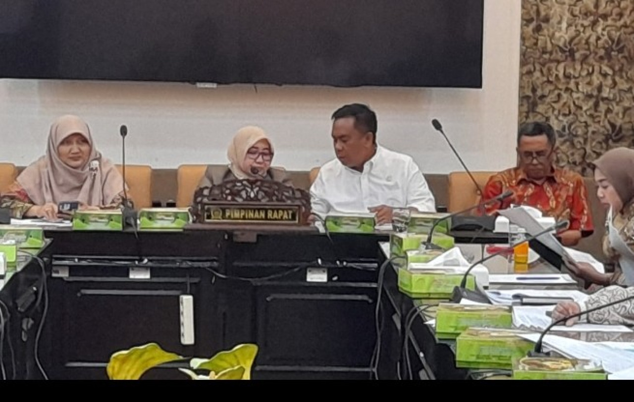 Anik Maslachah saat menemui warga terdampak proyek Surabaya Water Frontline. (Foto: Humas DPRD Jatim)