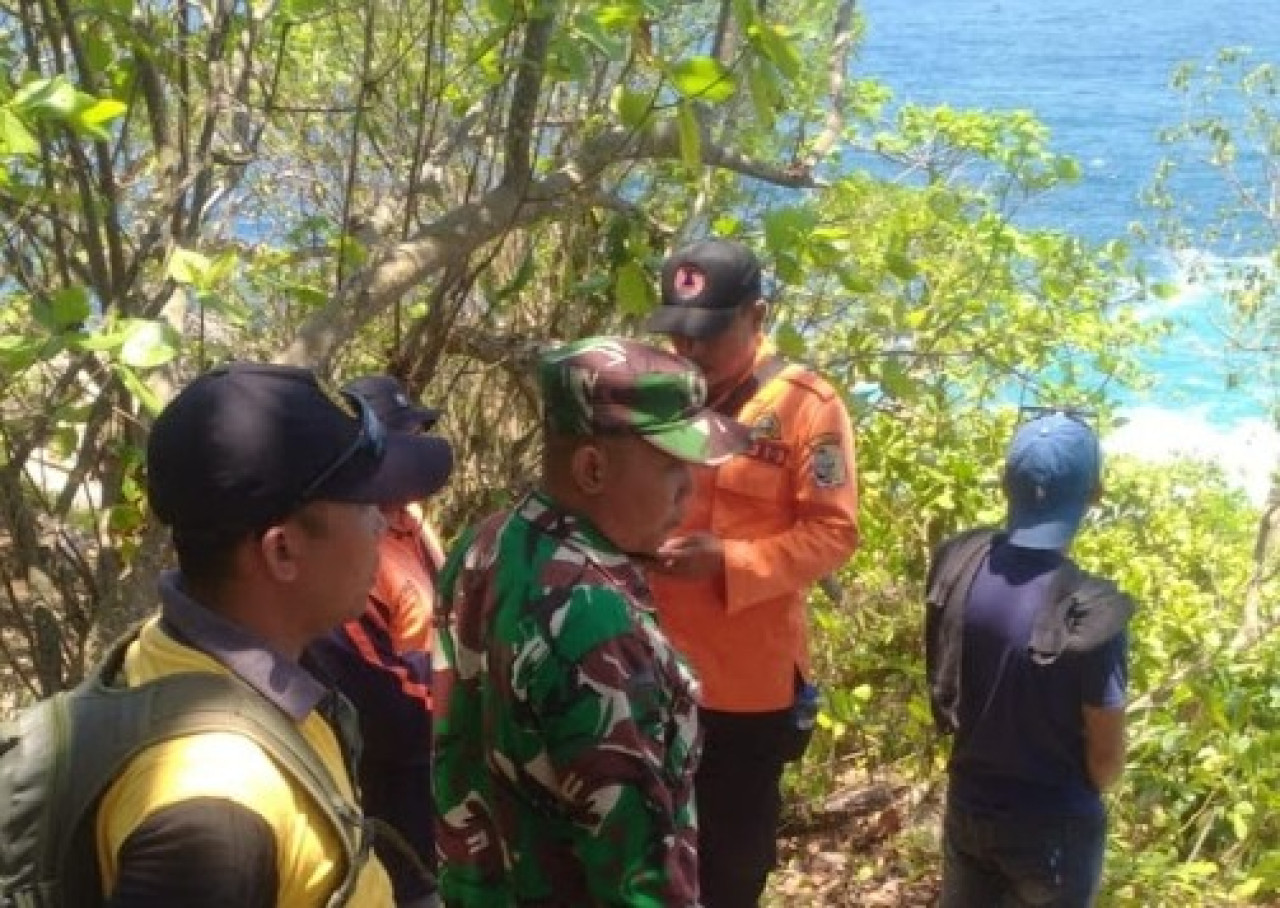 Petugas saat melakukan pemantauan Pantai Kedung Tumpang, Desa/ kecamatan Pucanglaban, Tulungagung. (Foto: Dok Polres Tulungagung)