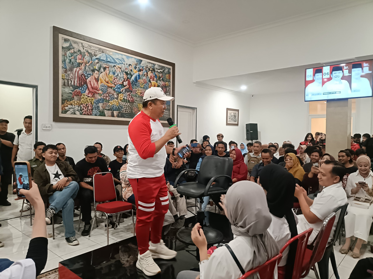 Cabup Hendy saat ngopi bareng muda-mudi. (Foto: Syakur for jatimnow.com)