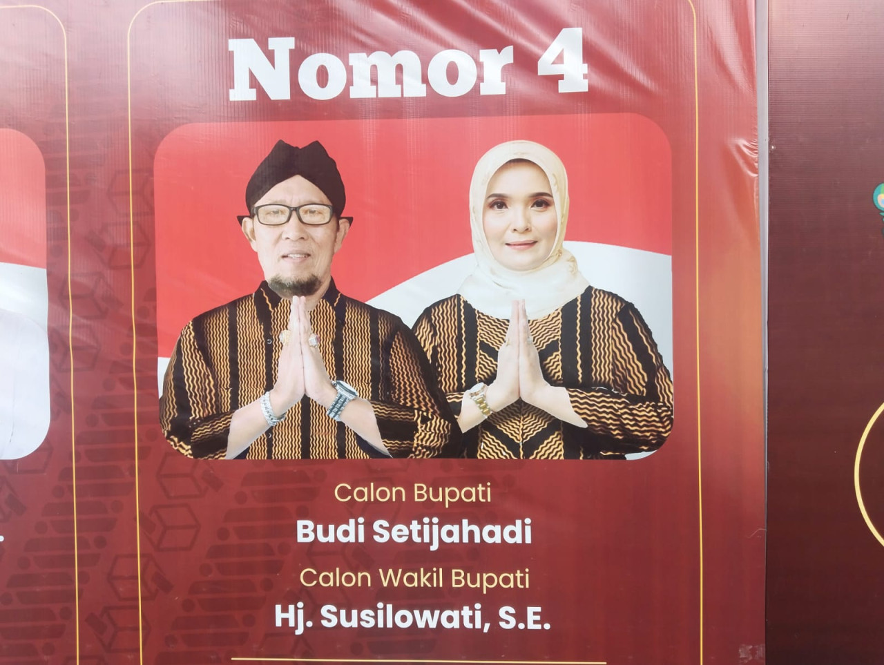 Paslon Pilkada pakai Lurik Bhumi Ngrowo. (Foto: Bramanta Pamungkas/jatimnow.com)