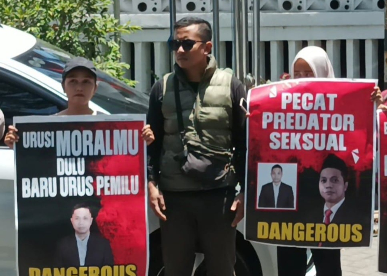 Poster pendemo terpampang di Halaman Kantor KPU Jatim (foto: Ni'am/jatimnow.com)