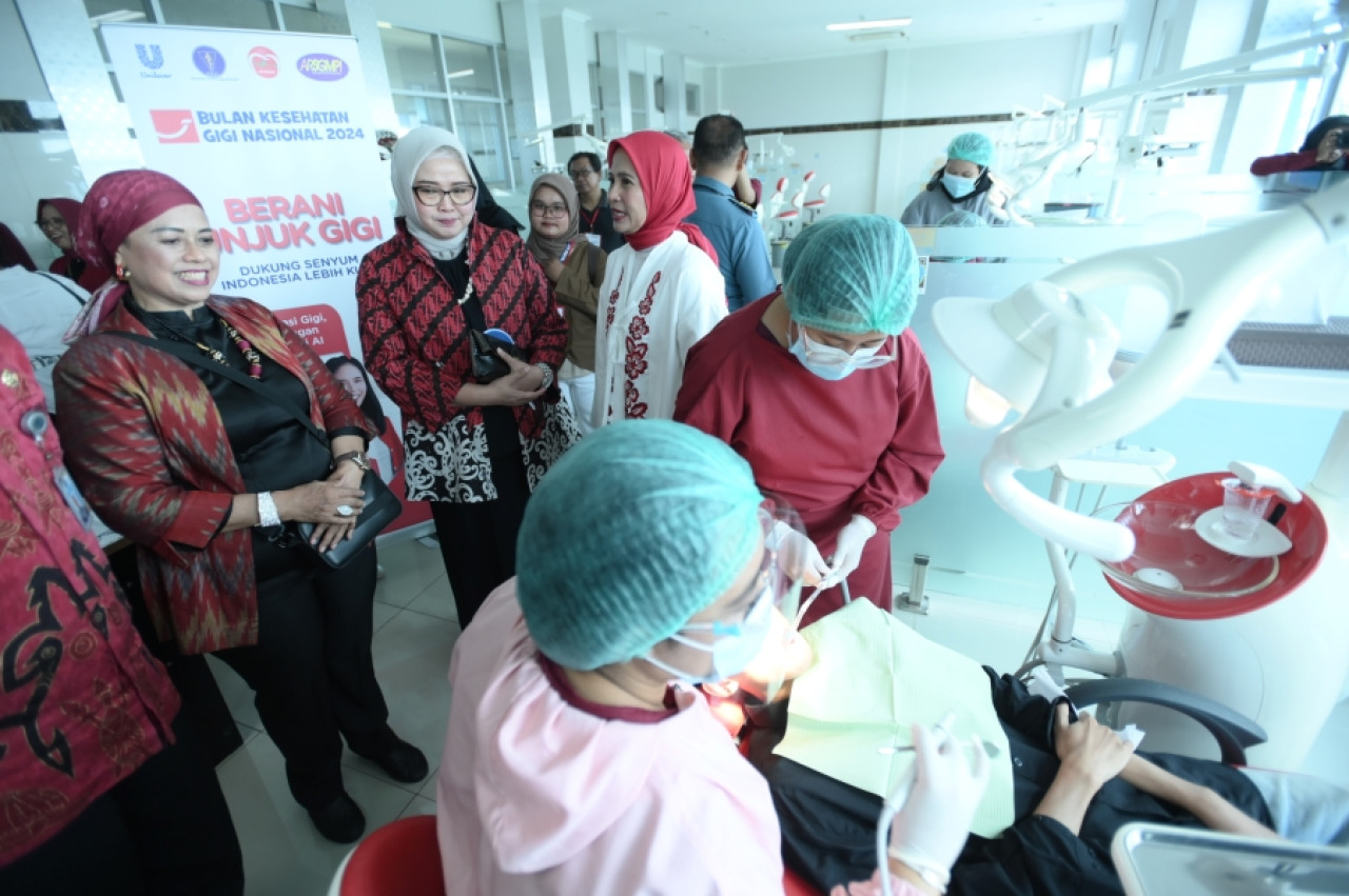 Suasana pemeriksaan gigi di pembukaan Bulan Kesehatan Gigi Nasional di Nala Husada Universitas Hang Tuah Surabaya. (Foto: Misbahul Munir/jatimnow.com)