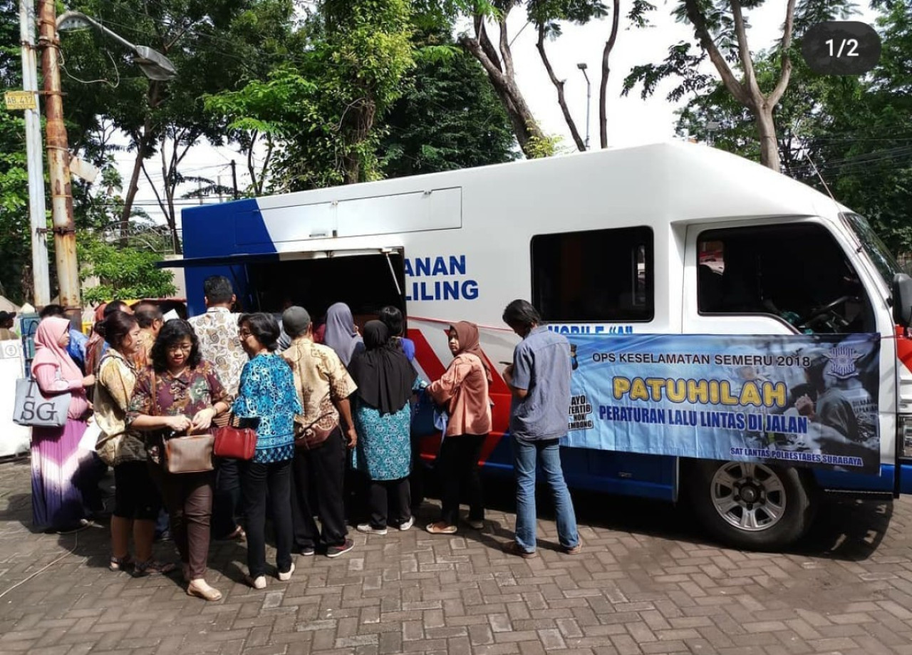 Antrean warga memanfaatkan fasilitas SIM Keliling di Surabaya (dok.jatimnow.com)