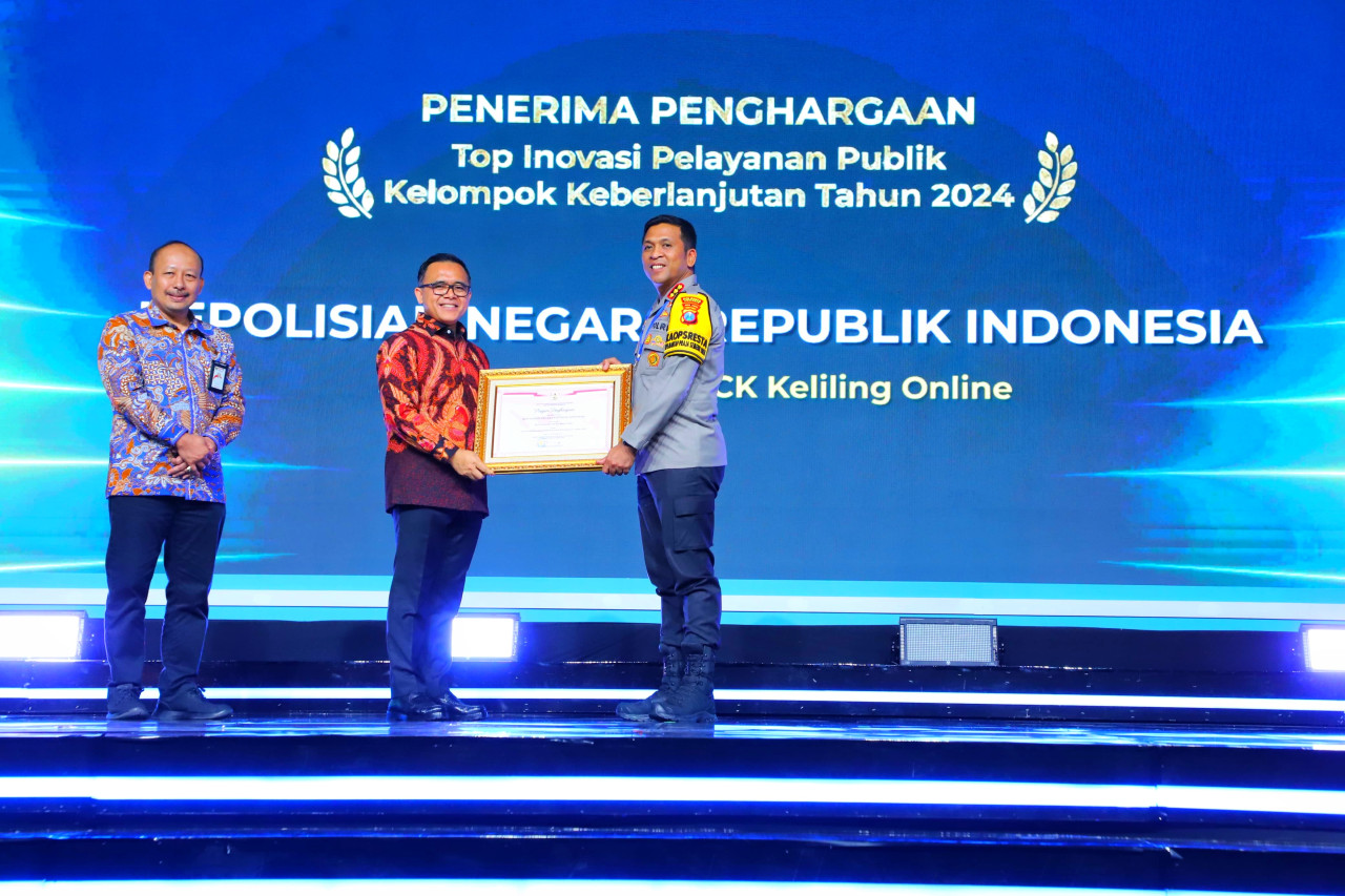 Kapolresta Sidoarjo Kombes Pol  Christian Tobing saat menerima penghargaan Top Inovasi Pelayanan Publik Kelompok Keberlanjutan Tahun 2024. (Foto: Polresta Sidoarjo/jatimnow.com)