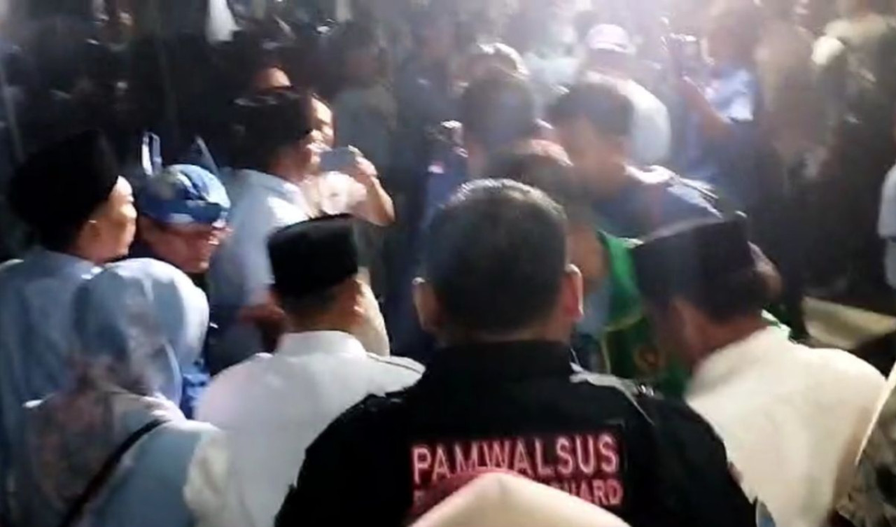 Ketegangan suasana di sekitar area debat Cabup Situbondo di Surabaya (Foto: Dida for jatimnow.com)