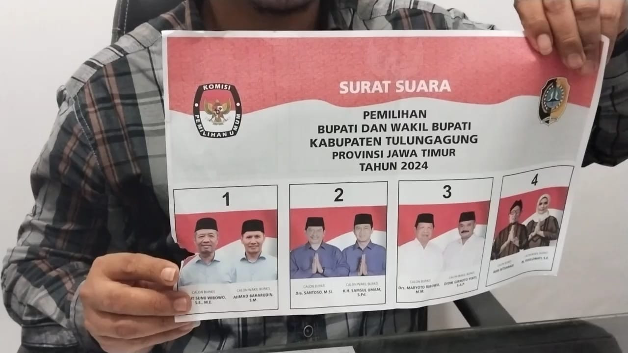 Proses sortir dan lipat surat suara di KPU Tulungagung. (Foto: Bramanta Pamungkas/jatimnow.com)