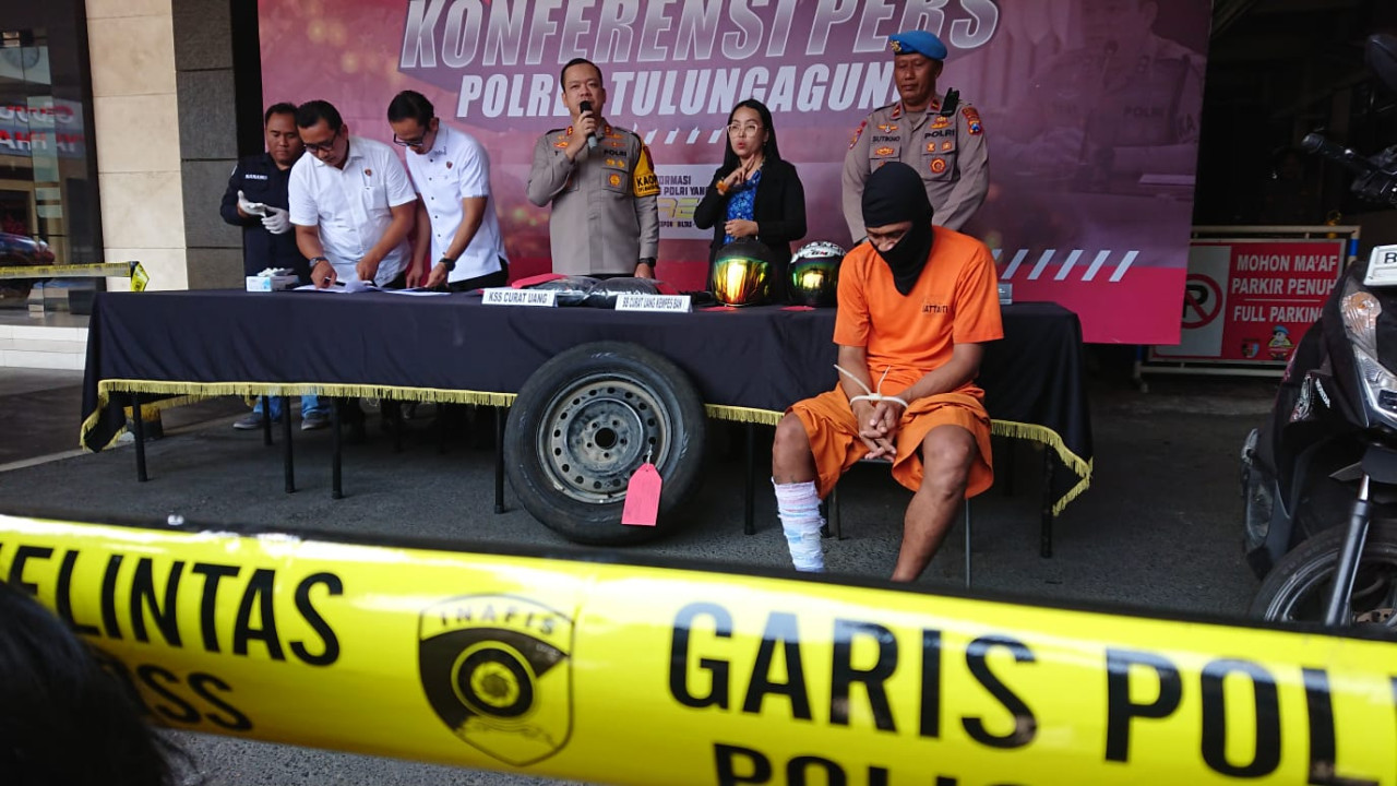 Tersangka saat dikeler polisi. (Foto: Bramanta Pamungkas/jatimnow.com)