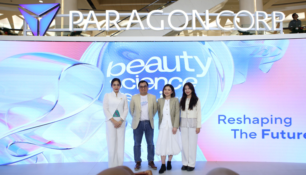 Co-Founder of ParagonCorp, Salman Subakat bersama dokter Dermatologist and Skin Health Educator, dr. Dhelya Widasmara saat diskusi teknologi pruduk kecantikan (Foto: Misbahul Munir/jatimnow.com)