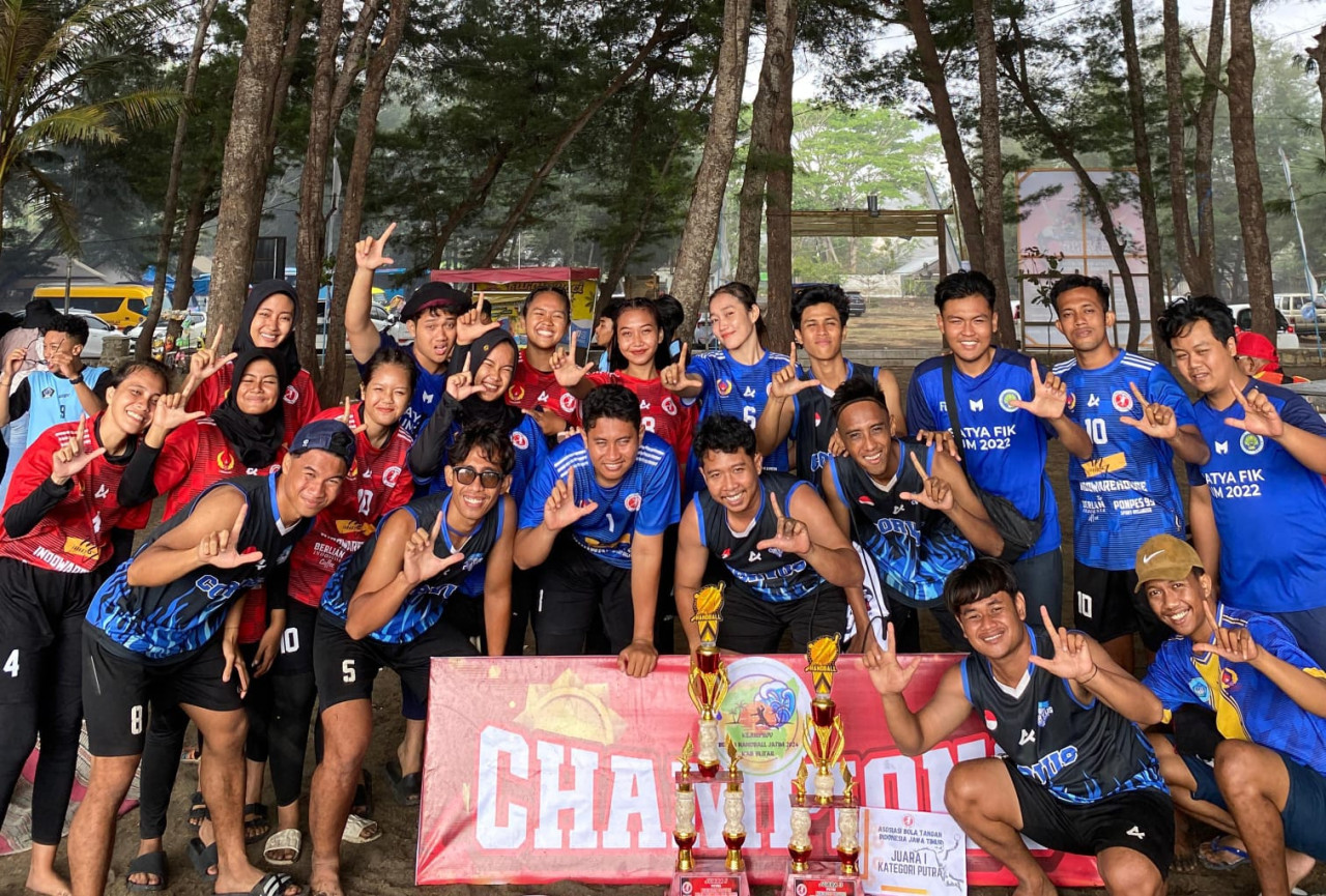 Tim bola tangan putra dan putri Lamongan seusai tampil di ajang kejurprov 2024. (Foto : Pelatih Bola Tangan Lamongan for jatimnow.com)