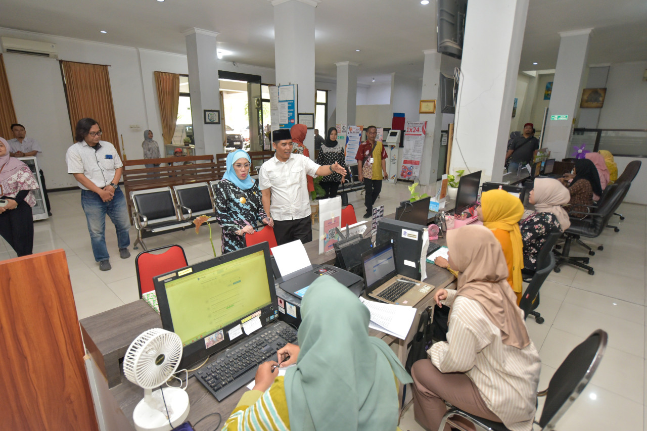 Beberapa meja administrasi telah di pasang (foto: Humas Pemkot for jatimnow.com)