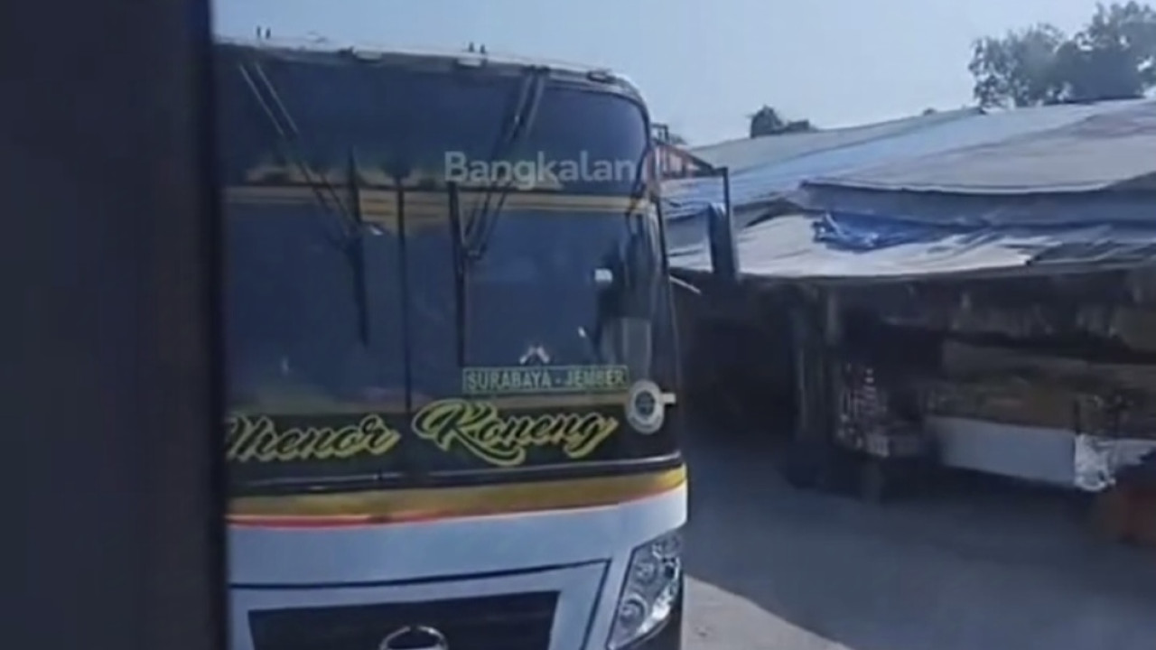 Tangkapan layar video viral bus Akas diduga pepet Trans Jatim. (Instagram: @bangkalanku)