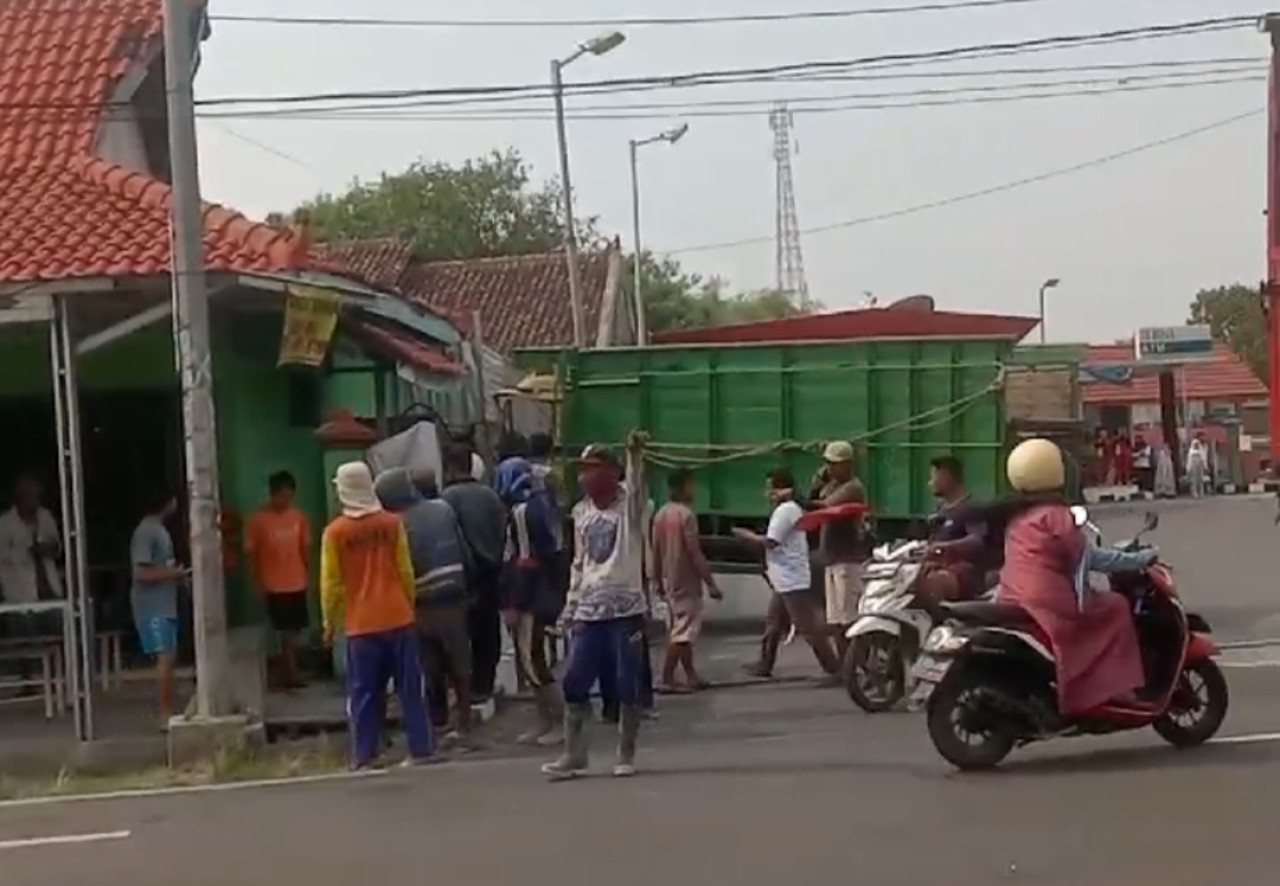 Kondisi truk yang menabrak pejalan kaki dan pagar SPBU Prayungan (Foto: tangkapan layar video amatir warga for jatimnow.com))