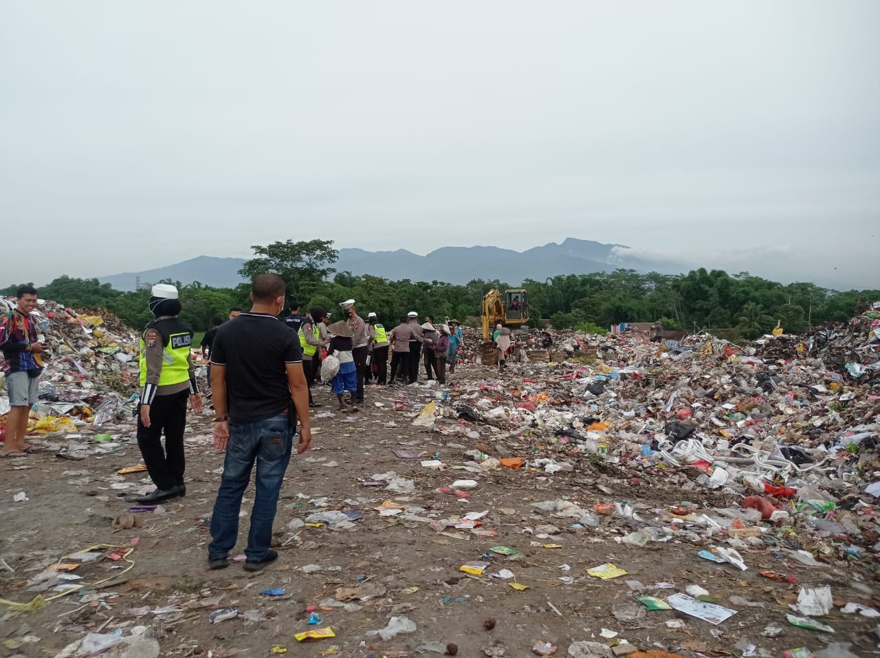 Tumpukan Sampah di TPA Pakusari menggunung (Foto: Rusdi/jatimnow.com)